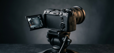 Vizörü olmayan, çevrilebilir ekranlı ve soğutma fanlı kompakt full-frame video kamera tripod üzerinde