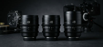 Yan yana dizilmiş üç full-frame cine prime lens, dişli odak ve diyafram halkalarıyla stüdyo ortamında