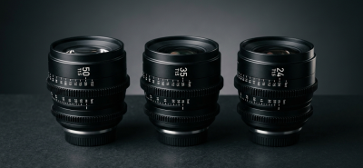 Dişli odak ve diyafram halkalı üç adet siyah cine prime lens stüdyo zemininde yan yana